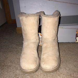 Cream Laced back medium length UGG Boots!!